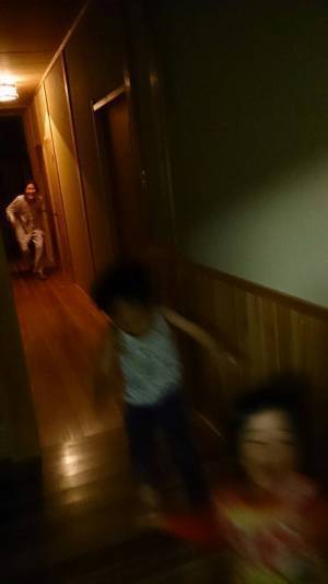 子供とおばあちゃんの鬼ごっこ　楽しいはずの１枚に１０万人が震えたワケとは…？