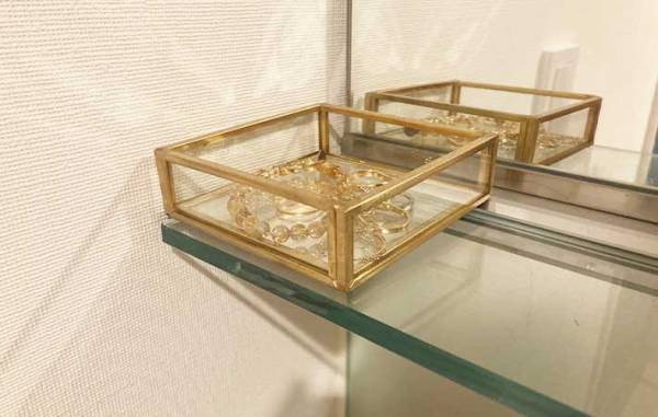 浮かせる収納が自由自在！　セリアで買える『魔法のテープ』を試してみた