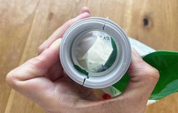 衛生的で手間も省ける！ ダイソーの『袋キャップ』に「出しすぎ防げる」「台所が汚れない」