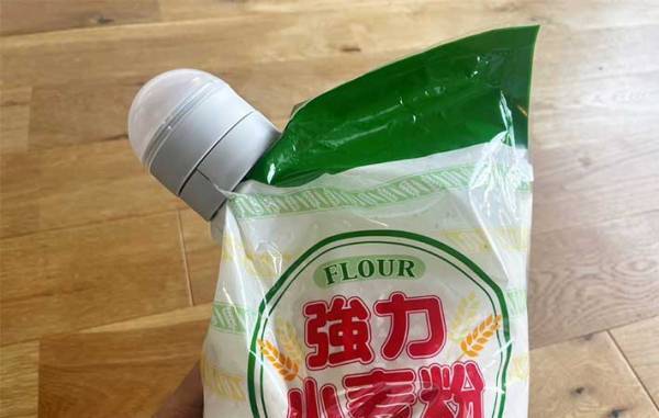 衛生的で手間も省ける！ ダイソーの『袋キャップ』に「出しすぎ防げる」「台所が汚れない」