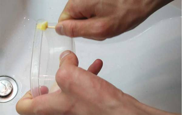 タッパーの隙間汚れをサッと落とせる『小さな棒』に「超スッキリ」「頼もしい」