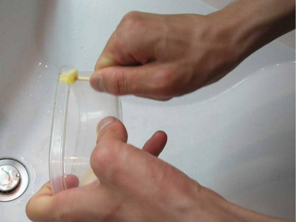 タッパーの隙間汚れをサッと落とせる『小さな棒』に「超スッキリ」「頼もしい」