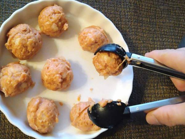 簡単にまんまるの肉団子を作るための『１００均アイテム』に「楽しい！」「もう手放せない」