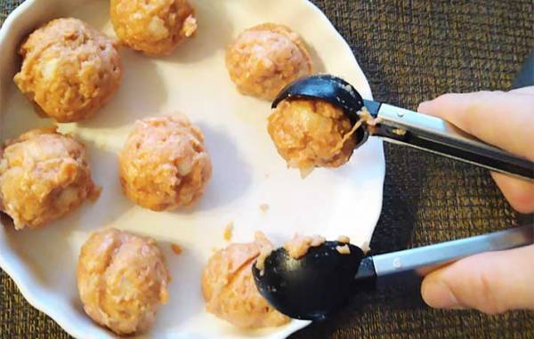 簡単にまんまるの肉団子を作るための『１００均アイテム』に「楽しい！」「もう手放せない」