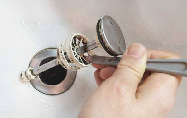 「最後に掃除したのいつだっけ…」　排水溝のしつこい黒ズミを落とす『アイテム』が優秀すぎた！