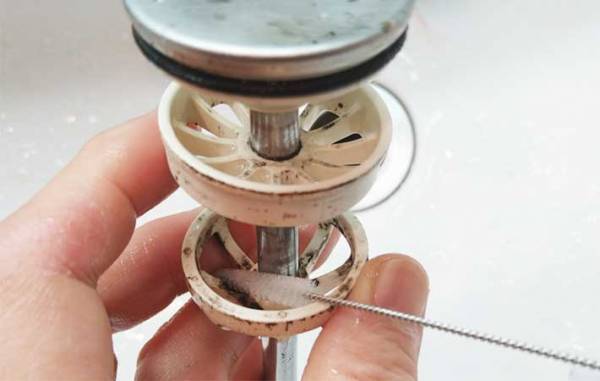 「最後に掃除したのいつだっけ…」　排水溝のしつこい黒ズミを落とす『アイテム』が優秀すぎた！