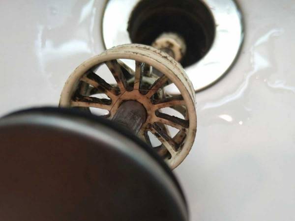 「最後に掃除したのいつだっけ…」　排水溝のしつこい黒ズミを落とす『アイテム』が優秀すぎた！