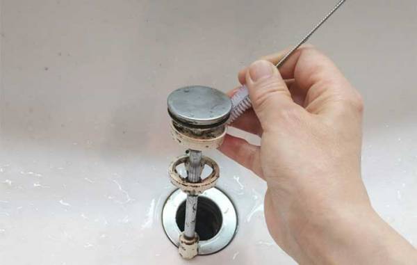 「最後に掃除したのいつだっけ…」　排水溝のしつこい黒ズミを落とす『アイテム』が優秀すぎた！