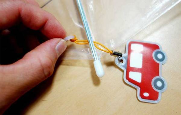 雨天時、車に乗る時「傘が邪魔だな…」　１００均の『かさ固定用マグネット』を試してみて