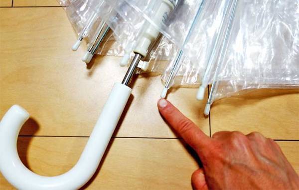 雨天時、車に乗る時「傘が邪魔だな…」　１００均の『かさ固定用マグネット』を試してみて