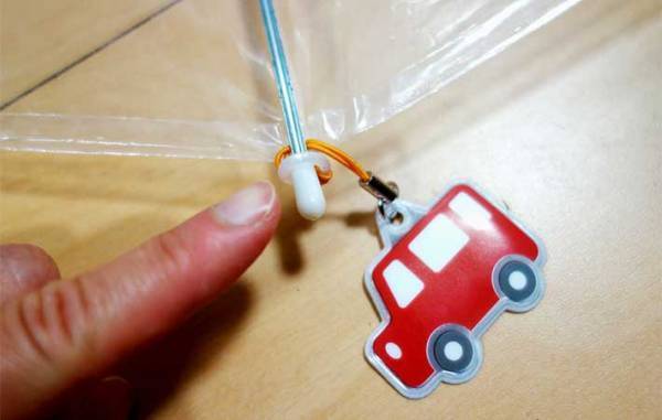 雨天時、車に乗る時「傘が邪魔だな…」　１００均の『かさ固定用マグネット』を試してみて