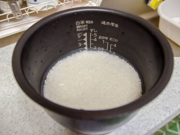 「冷たい」「ネイルが…」　米とぎの悩みを解決する１００均グッズが便利すぎた