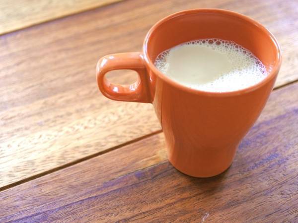 ホットミルクの膜が一瞬で消える方法が「まさか」　用意するのは家にあるアレだけ