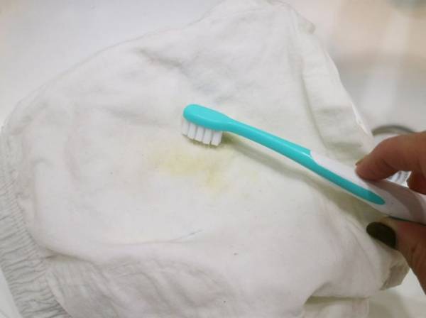 服についたカレーのシミを落とす方法に「それ使うのか」　特別な道具を使わずに…？