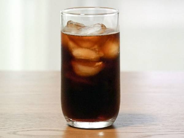 冷蔵庫で一晩置くだけ！　コーヒーメーカーを使わないおいしいアイスコーヒーの淹れ方