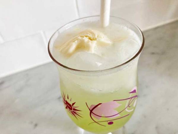 喫茶店の味を自宅で再現！　カルディ『メロンソーダの素』を試してみた