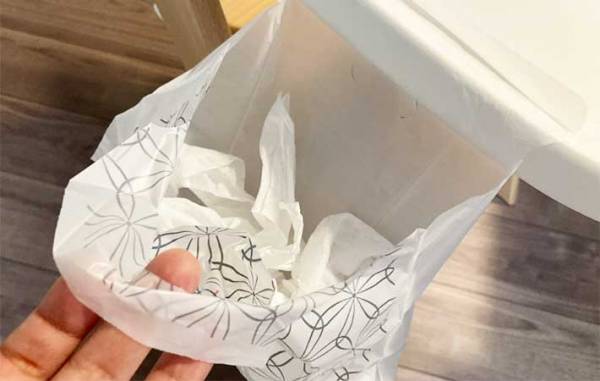 「ゴミ箱いらず」「こんなのほしかった」　ダイソーで買える『どこでもペタッとゴミ袋』が便利すぎた