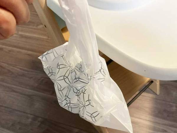 「ゴミ箱いらず」「こんなのほしかった」　ダイソーで買える『どこでもペタッとゴミ袋』が便利すぎた