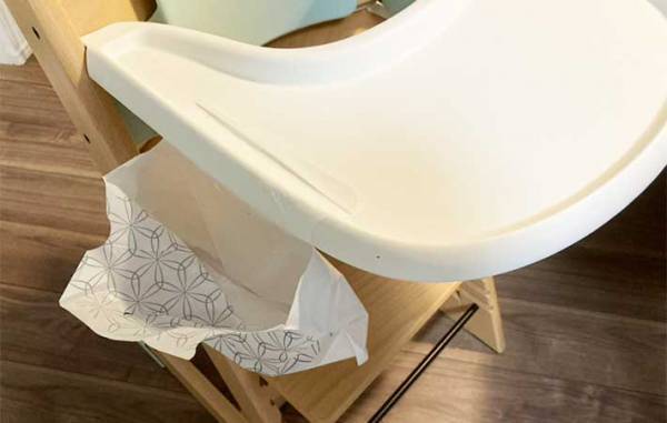 「ゴミ箱いらず」「こんなのほしかった」　ダイソーで買える『どこでもペタッとゴミ袋』が便利すぎた