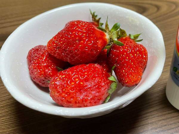 皿に盛ったイチゴ　食べる前に二度見した理由が？　「これは危険」「笑った」