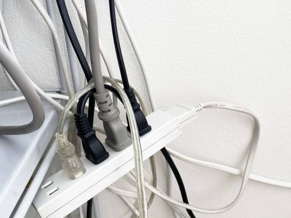 ごちゃつく配線を整えるには？　目からウロコの５アイテムに「今すぐ欲しい」