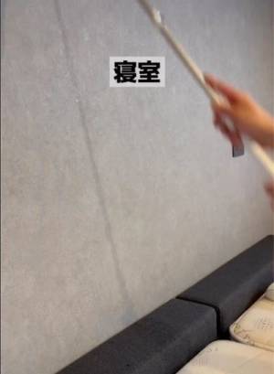 「何この色…？」　３年住んで初めて部屋の壁を掃除してみた結果にあぜん