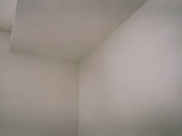 「何この色…？」　３年住んで初めて部屋の壁を掃除してみた結果にあぜん