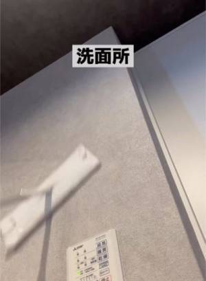 「何この色…？」　３年住んで初めて部屋の壁を掃除してみた結果にあぜん
