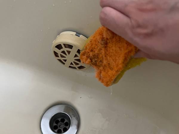 何度も大量発生する風呂の赤カビ　滅するためには『アレ』で取れ！