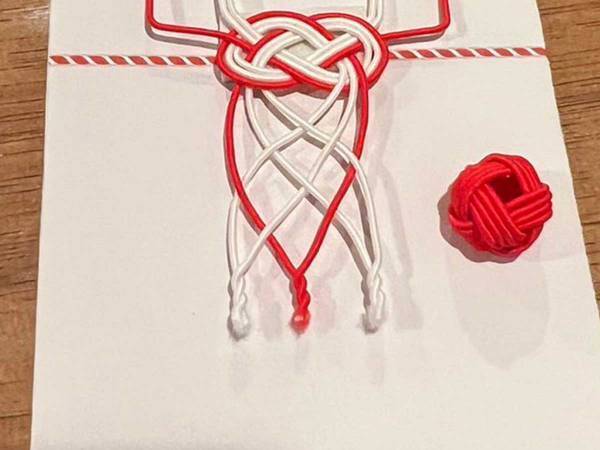 「作り方を知りたい」「私への祝儀袋はこれで」　紅白の紐飾りが『あの形』に