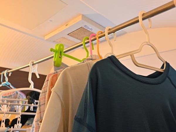 手っ取り早く室内干しするなら？　梅雨時の便利アイテムに「最高」「しかも安い」