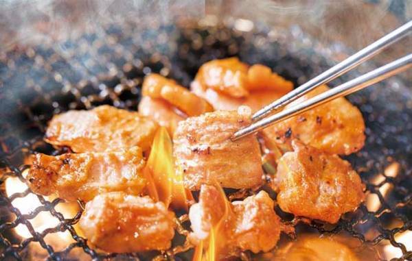 焼肉の網、最適な交換タイミングは？　安楽亭の回答に「助かる！」「気を付けたい」