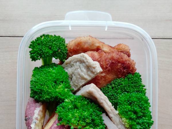 夫から「弁当に彩りが足りない」とクレーム　妻の行動に「ある意味満点」「強すぎるだろ！」