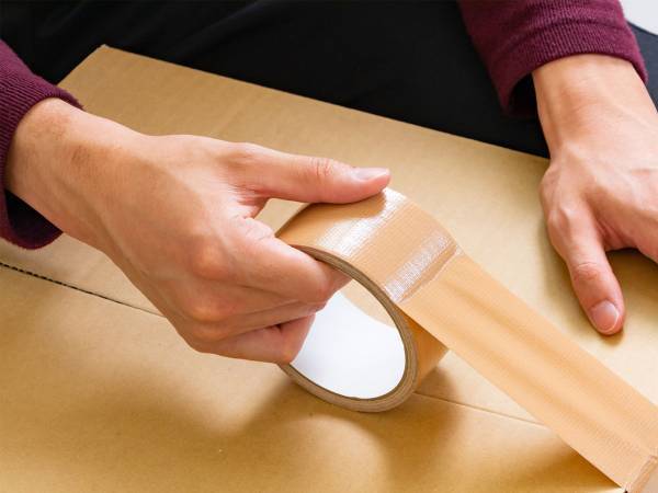 覚えておきたい『粘着テープの活用法』　ダンボールを三角形に折って、固定したら？