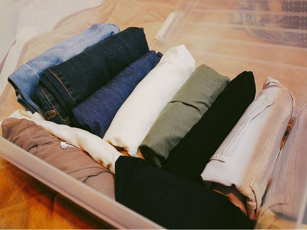 クローゼット内をすっきり見える洋服の畳み方に「超優秀」　立てて収納が正解？