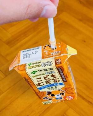 紙パック飲料を子供がこぼす…　中身が吹き出さない裏技に「うちもやる」「安心」