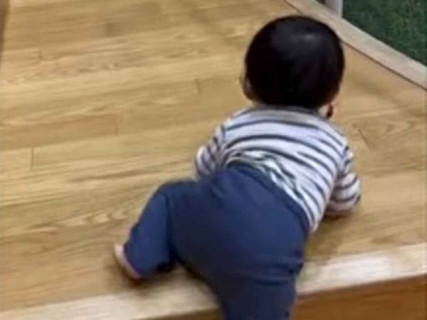 「上手に階段をお尻から降りられるようになった」と思ったら…　『かわいすぎる動画』に２００万回超え再生！