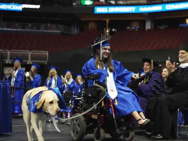 ４年間、大学生と共に通学した介助犬　卒業式に出席すると…？　「感動的な瞬間」