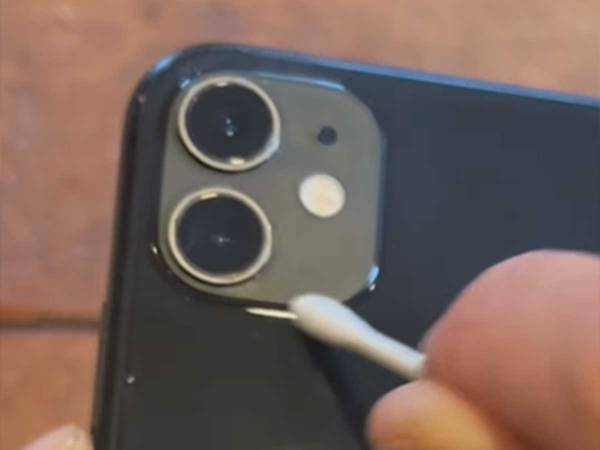 「iPhoneの充電ができない」　差込口を掃除すると？　「出るわ出るわ…」「想像以上」