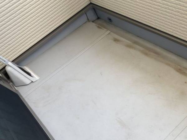 新聞紙の思いもよらぬ活用法　カインズ公式が教えるベランダ掃除のコツとは？