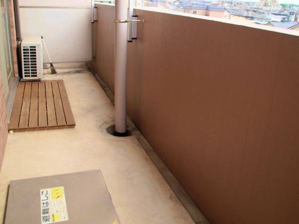 新聞紙の思いもよらぬ活用法　カインズ公式が教えるベランダ掃除のコツとは？