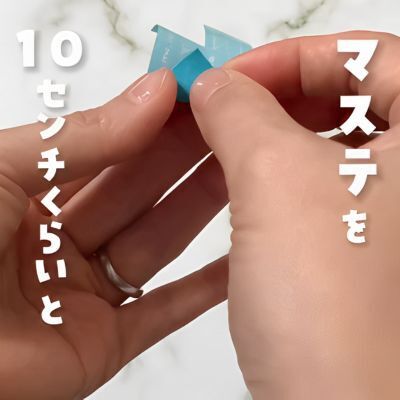 壁に穴を開けずにポスターを貼る方法に「天才すぎる」　マステをそう折る…？