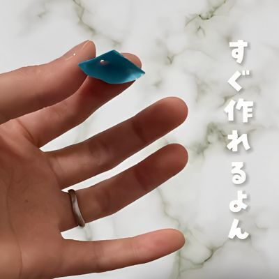 壁に穴を開けずにポスターを貼る方法に「天才すぎる」　マステをそう折る…？