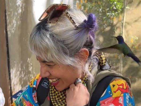 ハチドリに『あるもの』と間違えられた女性　奇跡の瞬間に「うらやましい！」
