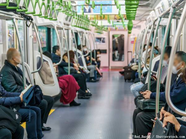 電車で飲み物をこぼした子供「ごめんなさい！」　慌てて拭くものを探していると…？