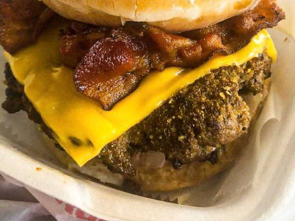 誰も気付かなかった『奇跡の組み合わせ』　「意外にも絶品」とウワサのハンバーガー