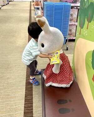 スーパーの展示人形に、２歳息子が告げた一言　「涙が出る」「声が出ちゃった」