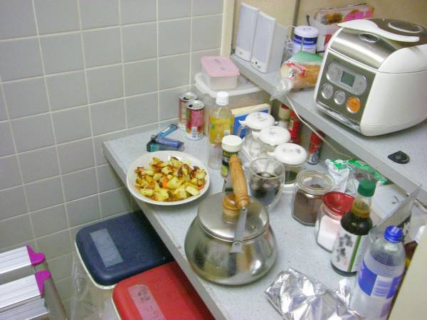 手狭なキッチンが快適空間に　ほんとうに買ってよかったプチプラ収納グッズ