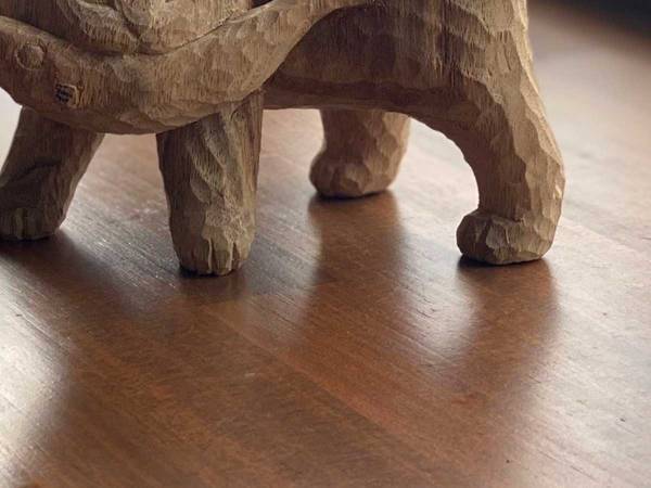 「勢いを感じる」「魚は絶対に渡さない…！」　『あるもの』そっくりに彫られた猫が話題に