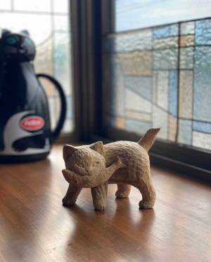 「勢いを感じる」「魚は絶対に渡さない…！」　『あるもの』そっくりに彫られた猫が話題に